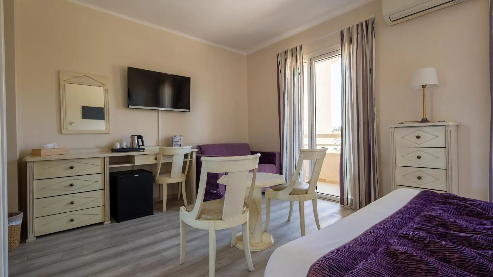 Hôtel Méditerranée Le Lavandou Francia