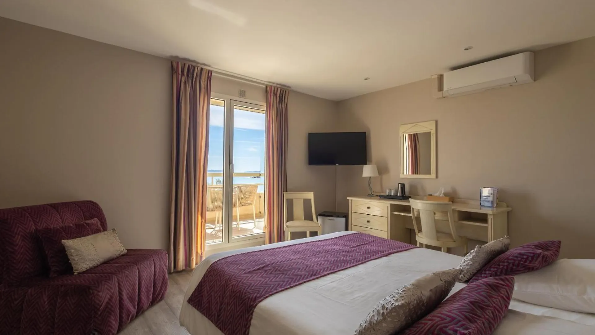 Hôtel Méditerranée Le Lavandou 3*,
